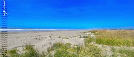 Sur la plage, chaise longue