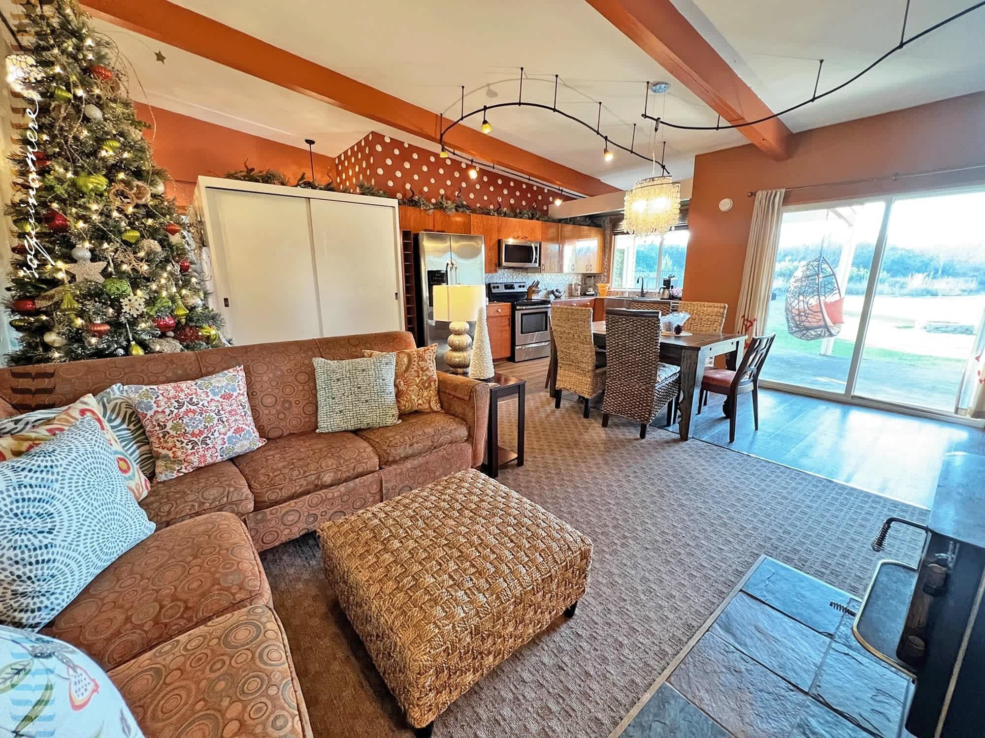 Smart-tv, pejs, dvd-afspiller, bøger