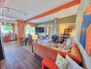 تلفزيون ذكي، مدفأة، مشغل دي في دي، كُتُب