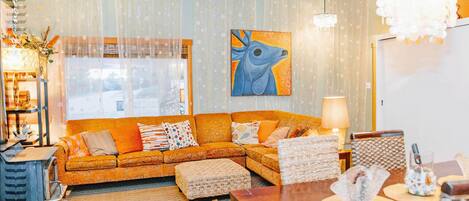 Una Smart TV, una chimenea, un reproductor de DVD, libros