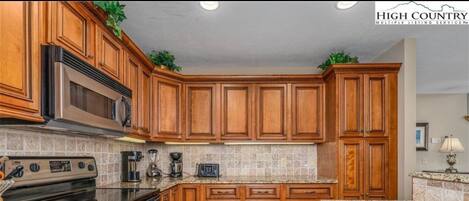 雪櫃、微波爐、焗爐、爐具