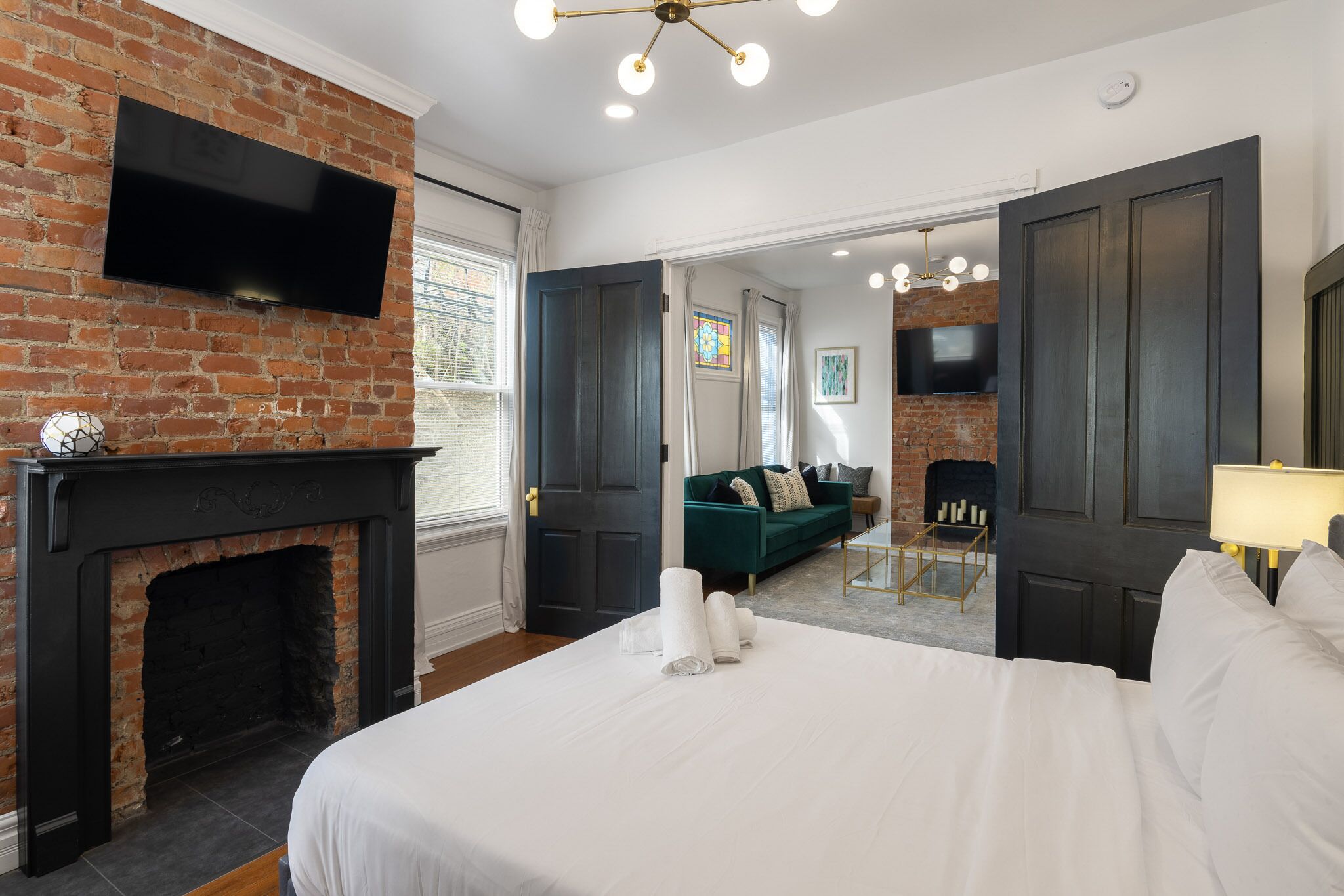 5 chambres, bureau, fer et planche à repasser, lit parapluie