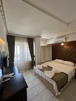 Habitación económica | Minibar, caja de seguridad en la habitación y insonorización 