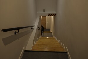 A narrow stairway with a handrail on one side and a wooden floor. - MYD Madriz Hostel (Madrid)