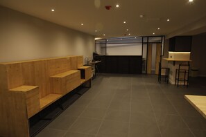 Un interior moderno con bancos de madera y una zona de cocina.