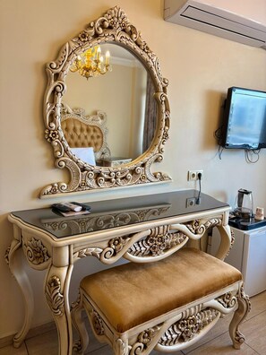 高級寢具、迷你吧、房內夾萬、書桌