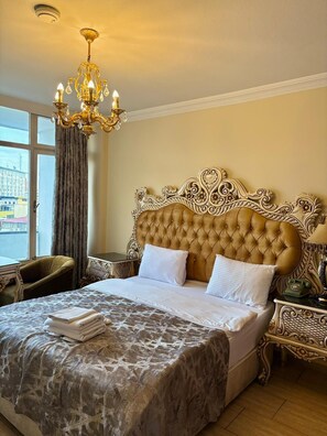 高級寢具、迷你吧、房內夾萬、書桌