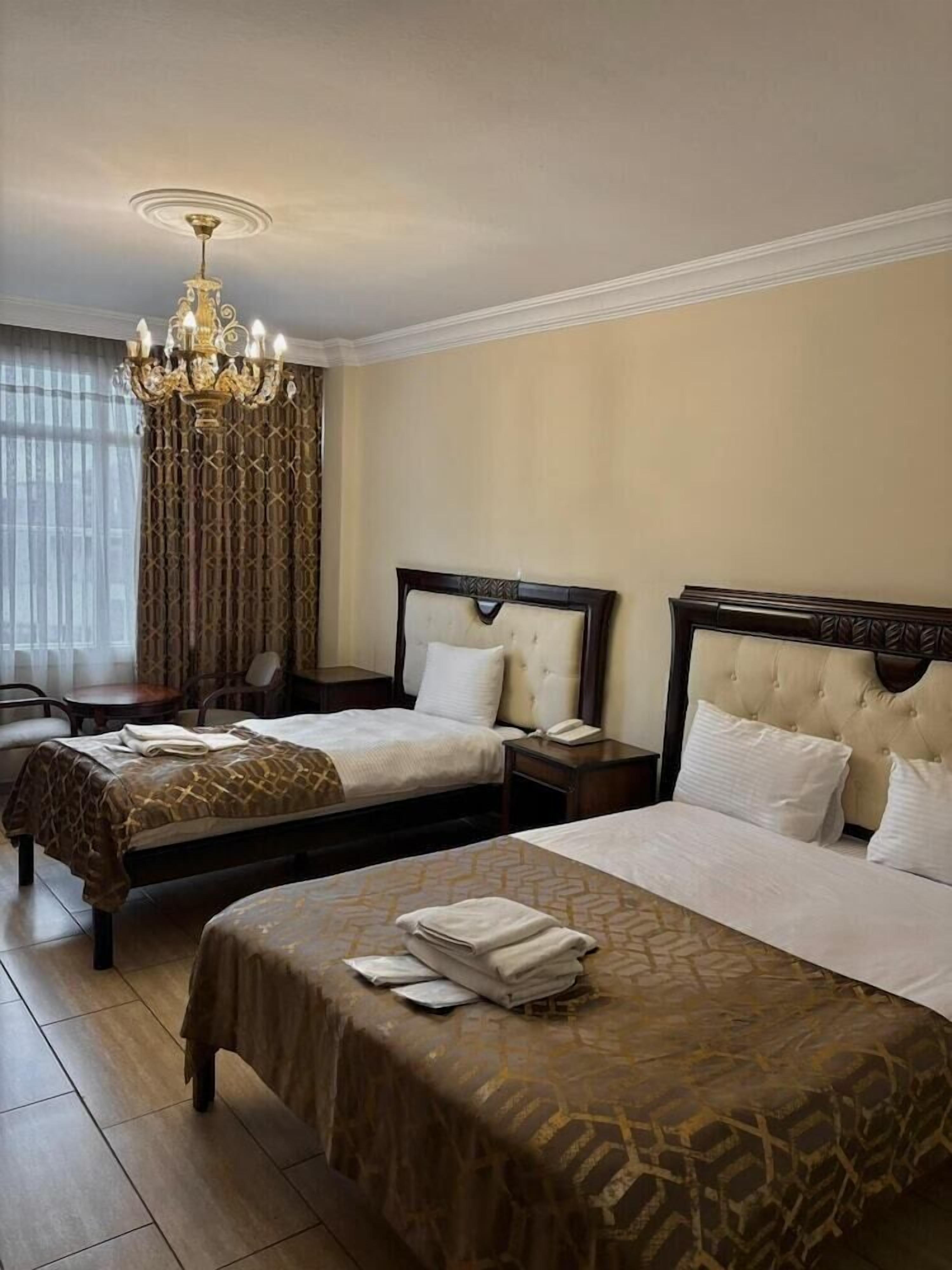 Ropa de cama de alta calidad, minibar, caja fuerte y escritorio