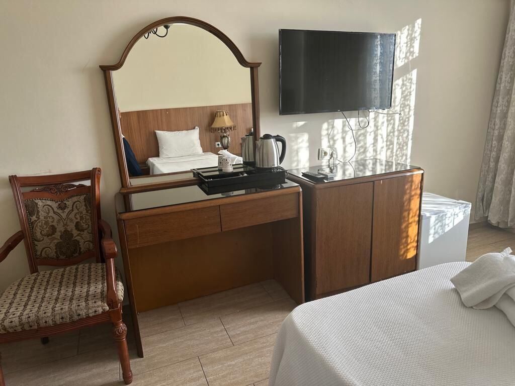business room | premium bedding, minibar, in-room safe, desk
