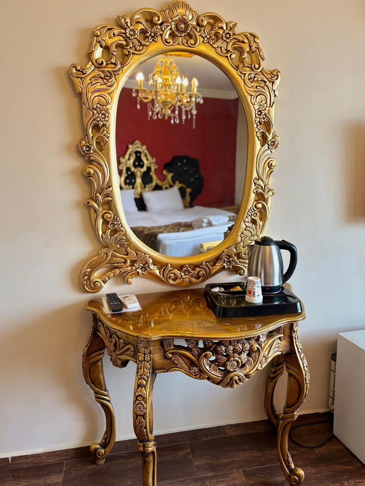 高档床上用品、迷你吧、客房内保险箱、办公桌