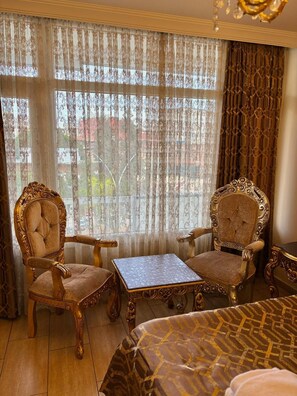 高級寢具、迷你吧、房內夾萬、書桌