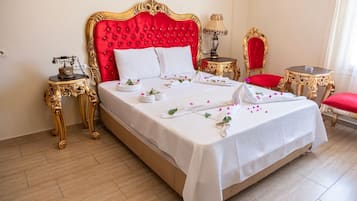 Peralatan tempat tidur premium, bar mini, peti besi dalam bilik, meja