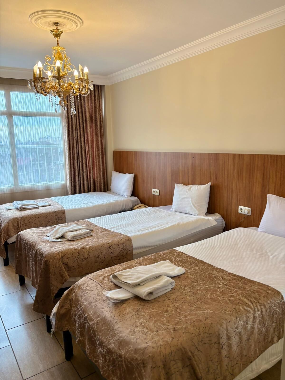 Ropa de cama de alta calidad, minibar, caja fuerte y escritorio