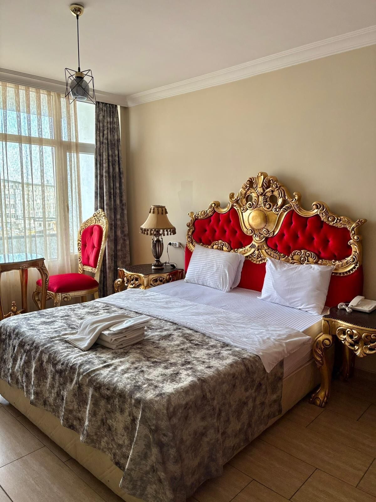 고급 침구, 미니바, 객실 내 금고, 책상