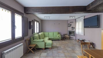 Economy huis | Woonruimte | Een flatscreentelevisie