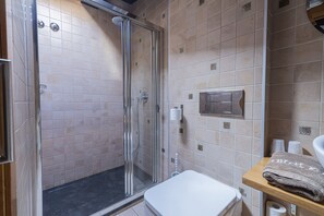 エコノミー ハウス | バスルーム | バスアメニティ (無料)、ヘアドライヤー、タオル