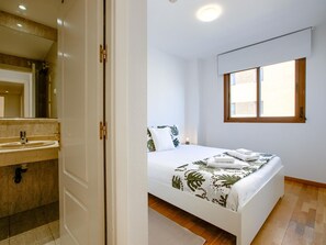 2 chambres, fer et planche à repasser, accès Internet, draps fournis