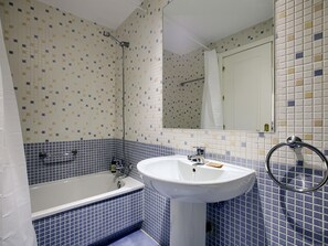 Baignoire, sèche-cheveux, serviettes fournies