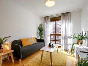 TV - Charming Madrid Airport III (Madrid)