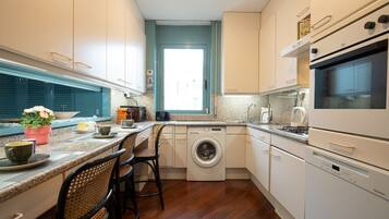 Frigorifero, microonde, forno, piano cottura