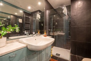 Hiustenkuivaaja, bidee, pyyhkeet, sampoo