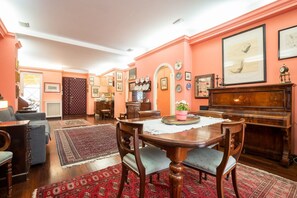 Unclassified image, 5 of 39, button