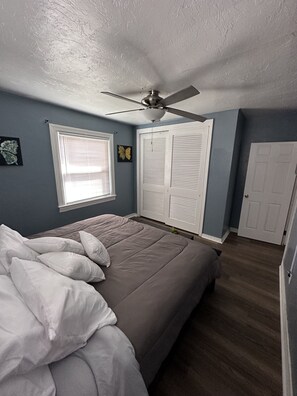 3 عدّة غرف نوم ومكواة/لوح كي وواي فاي مجانًا وملاءات أسرّة