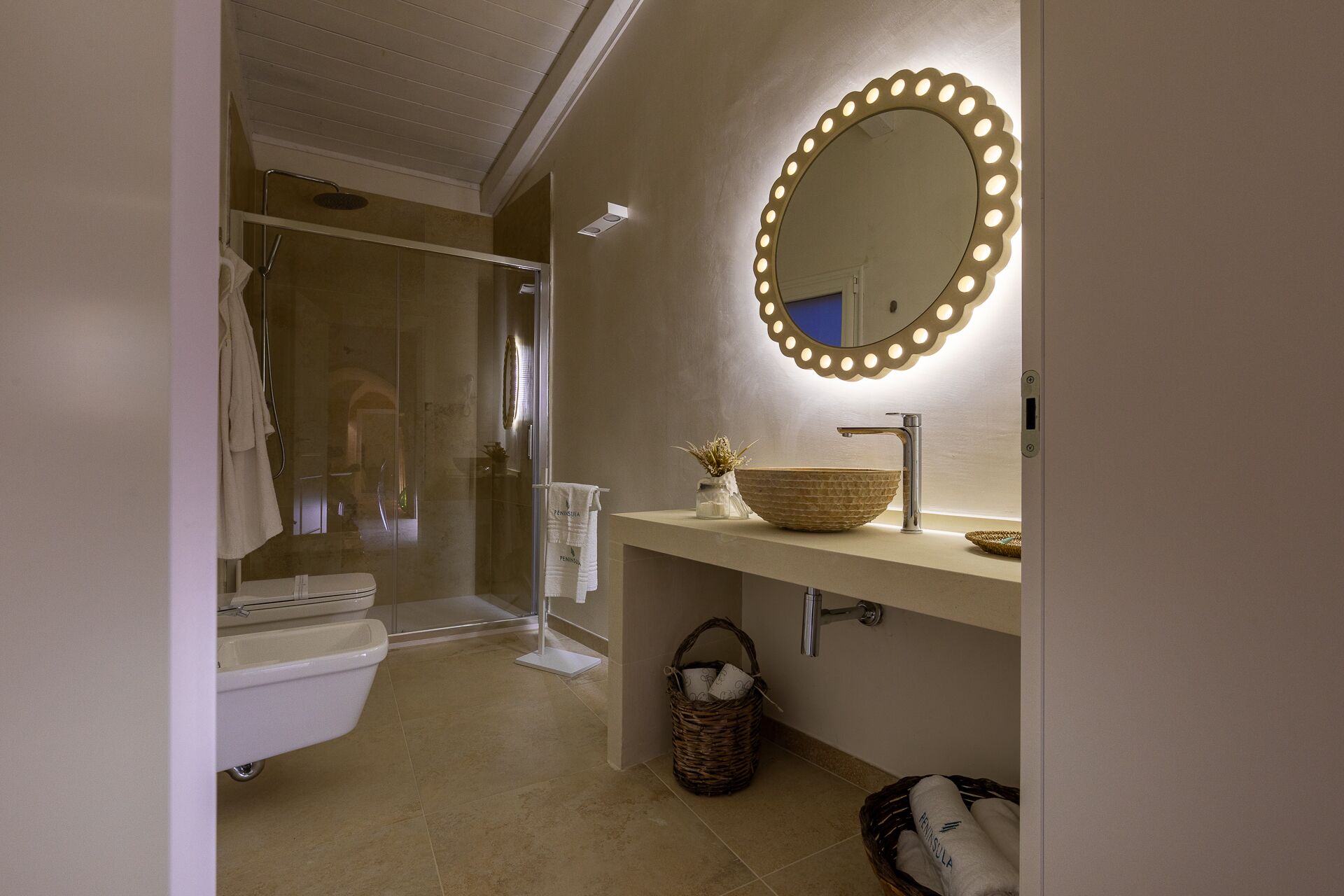 Sèche-cheveux, savon, papier toilette