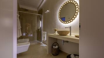 SĂšche-cheveux, savon, papier toilette