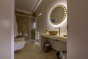 Hårføner, såpe og toalettpapir