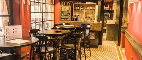 Bar (in der Unterkunft)