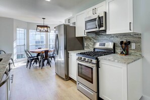 Fridge, microwave, stovetop, dishwasher - Chic Bentonville Home w/ Patio & Fire Pit! (Bentonville)
