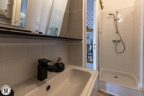 Shower - Gîte - Clermont Ferrand (CLERMONT FERRAND)