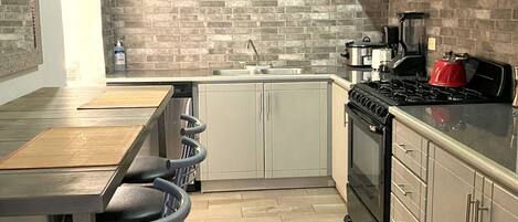 Fridge, oven, stovetop, dishwasher