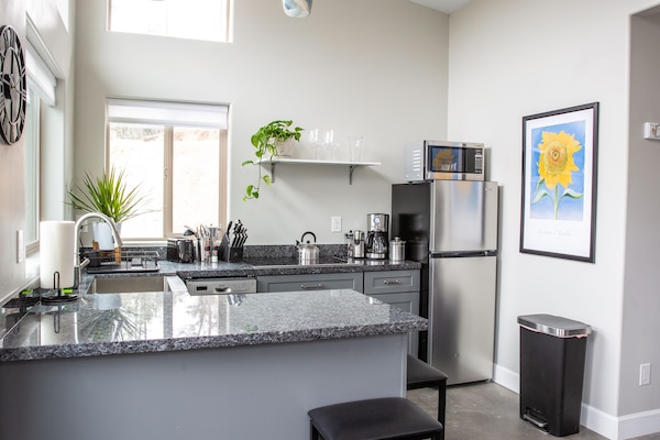 Kitchen - bright and open