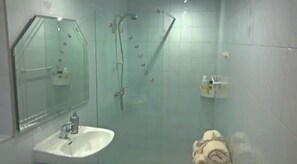 Bruser, miljøvenlige toiletartikler, hårtørrer, håndklæder