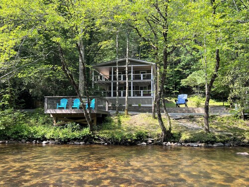 Blue Ridge Riverfront Cabin•2-Level Deck•Sleeps 8