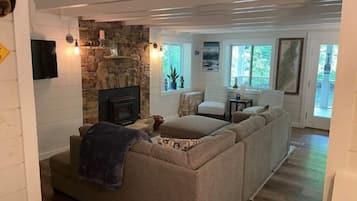 Smart-tv, een open haard, een dvd-speler en boeken