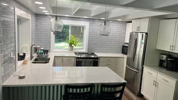 Een koelkast, een microgolfoven, een oven, een kookplaat