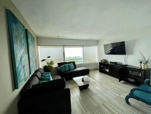 Living area - Oceanfront Penthouse 2BR Private Terrace (Cancún)
