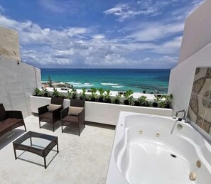 Outdoor spa tub
