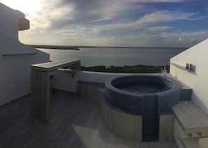 Tina de hidromasaje al aire libre