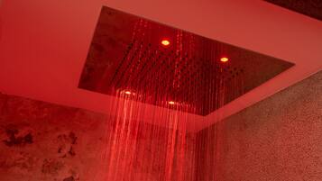Un pommeau de douche doté de plusieurs jets et d’un éclairage rouge.