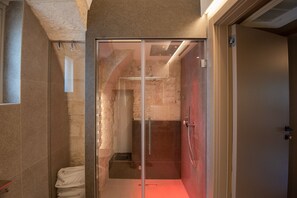 Quarto casal luxo, acesso à piscina, vista para o jardim | Banheiro | Chuveiro, chuveiro com efeito de chuva, produtos de toalete de grife 