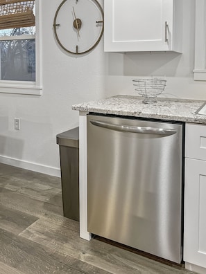 Interior - Magnolia House: Style and Comfort, Central, Eltc Fireplace, AirFryer, Full Fence (Springfield)
