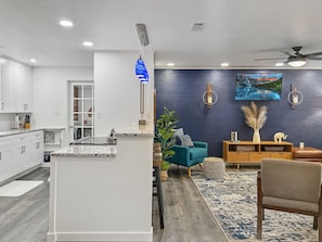 Interior - Magnolia House: Style and Comfort, Central, Eltc Fireplace, AirFryer, Full Fence (Springfield)