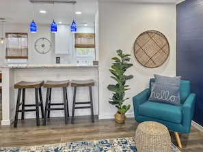 Interior - Magnolia House: Style and Comfort, Central, Eltc Fireplace, AirFryer, Full Fence (Springfield)
