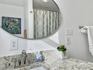 Hair dryer, towels, soap, shampoo - Magnolia House: Style and Comfort, Central, Eltc Fireplace, AirFryer, Full Fence (Springfield)