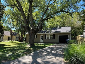 Exterior - Magnolia House: Style and Comfort, Central, Eltc Fireplace, AirFryer, Full Fence (Springfield)
