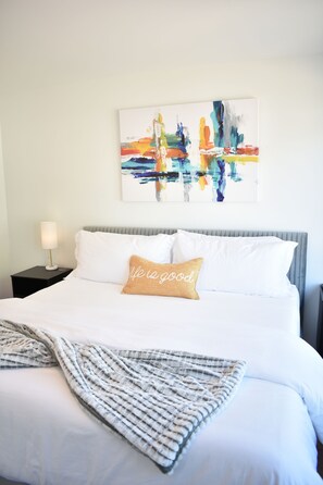 3 bedrooms, iron/ironing board, WiFi, bed sheets - Modern Home, Convenient location to downtown Raleigh. (Raleigh)